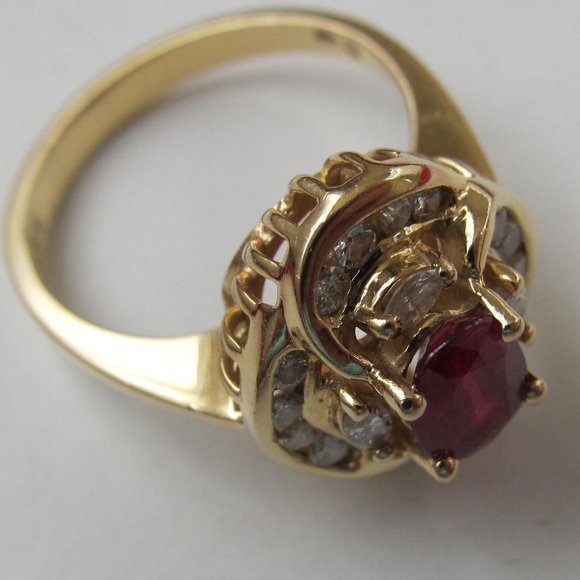 18K Solid Yellow Gold with Ruby & Diamonds Ring - Picture 4 of 13